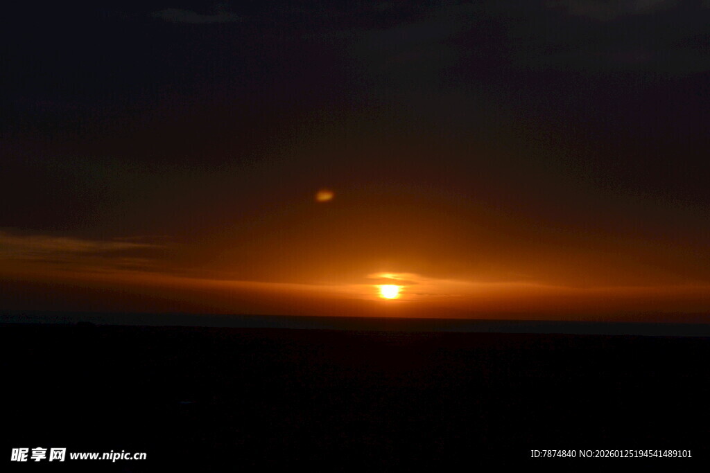 日落时分的壮丽天空景观