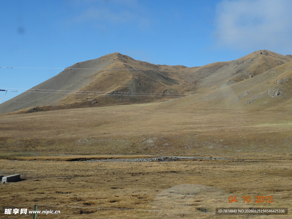 广袤荒原上的巍峨山脉