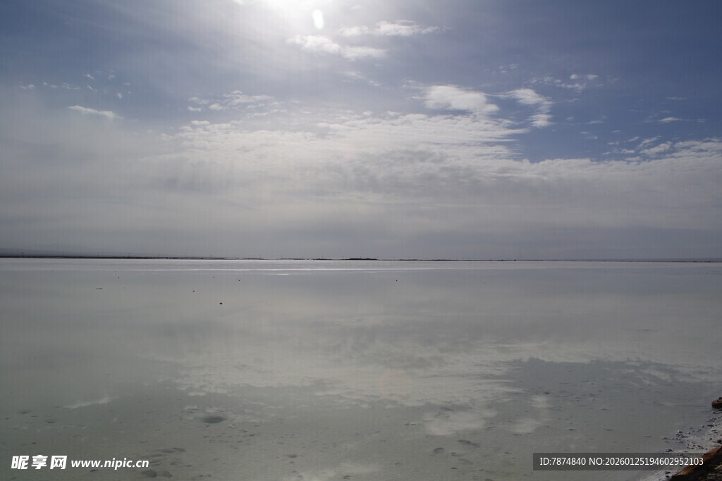 广阔盐湖与晴朗天空景象