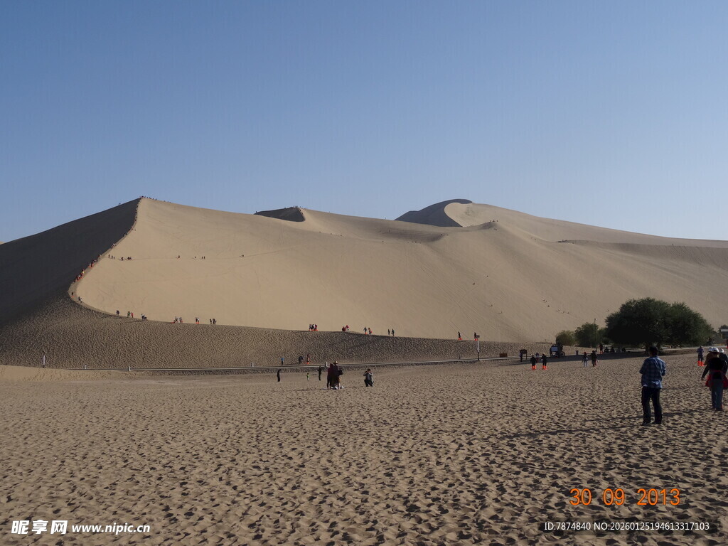沙漠风光 游人漫步沙丘