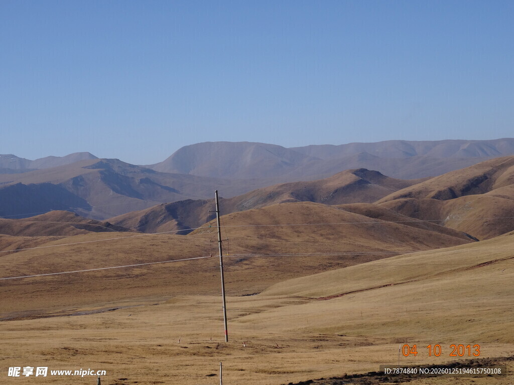 广袤荒原上的电线杆