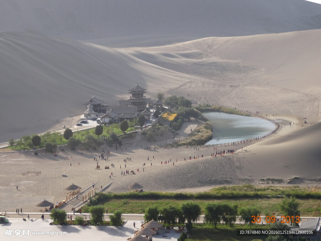 沙漠中的绿洲景观