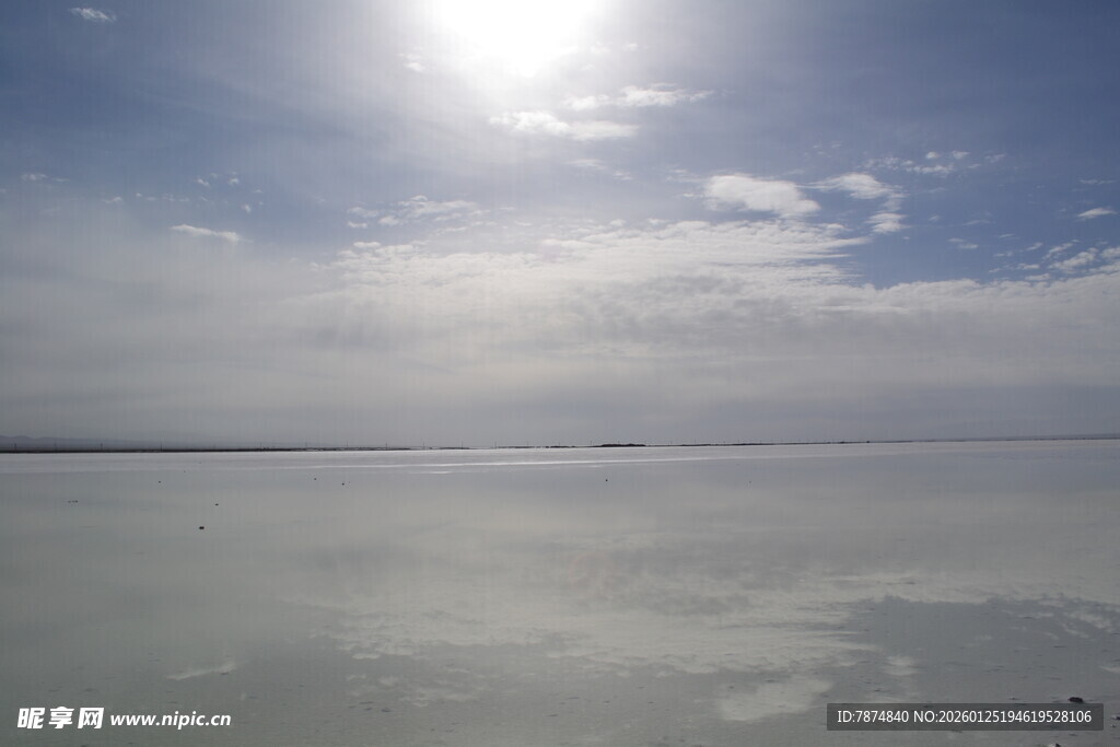 阳光下的广阔平静湖面