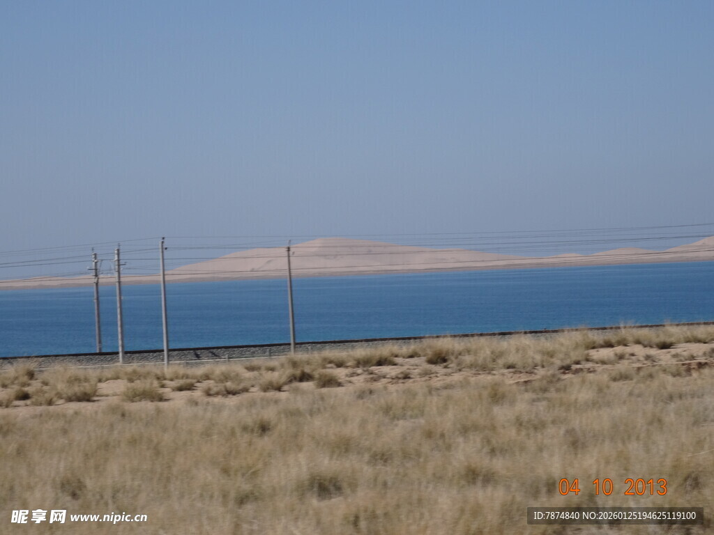 广阔荒原边的蓝色水域