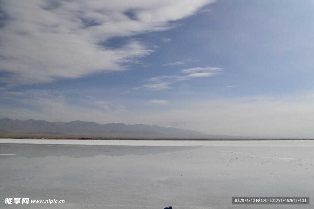 广阔盐湖与蓝天白云美景