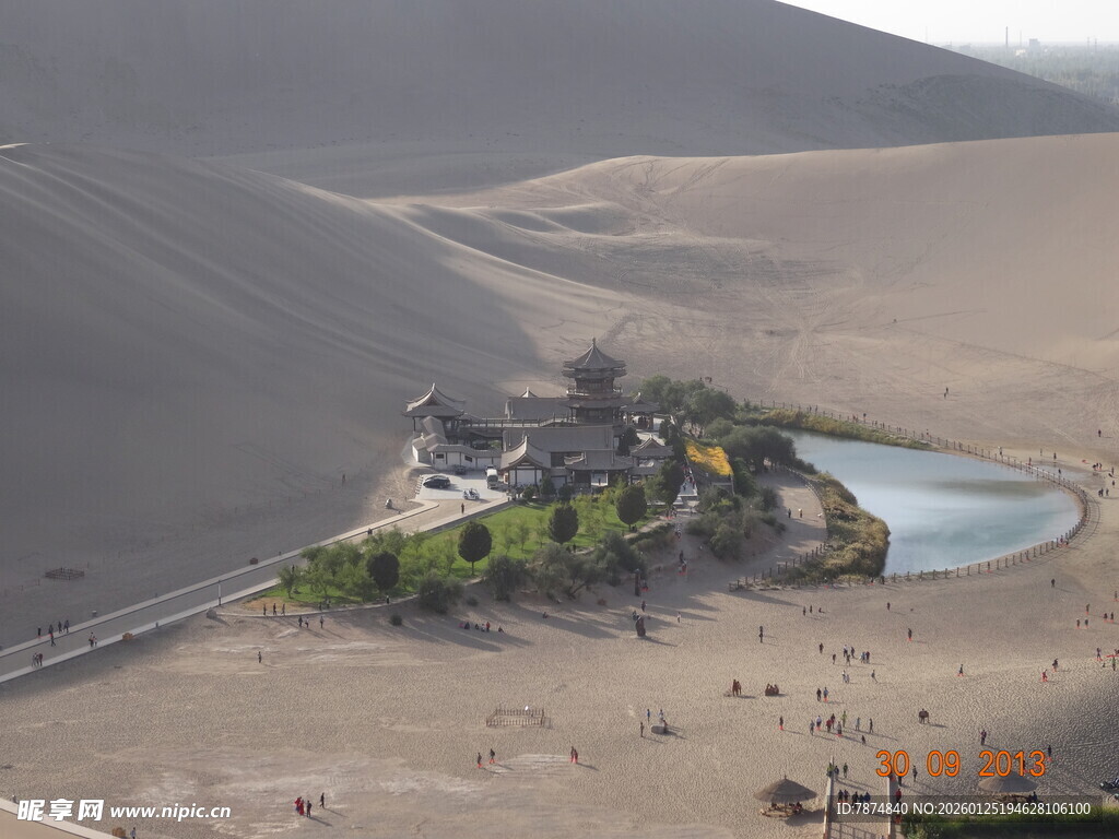 沙漠中的绿洲景观