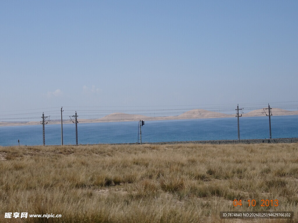 草原远景与蓝色水域