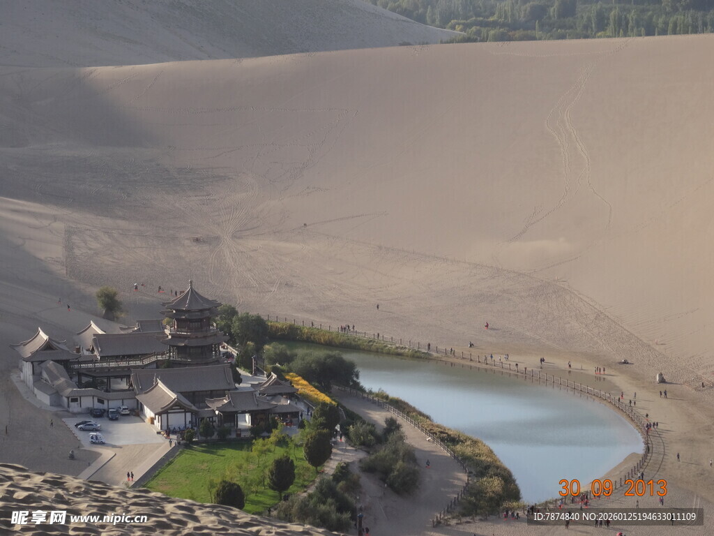 沙漠中的静谧湖泊景观