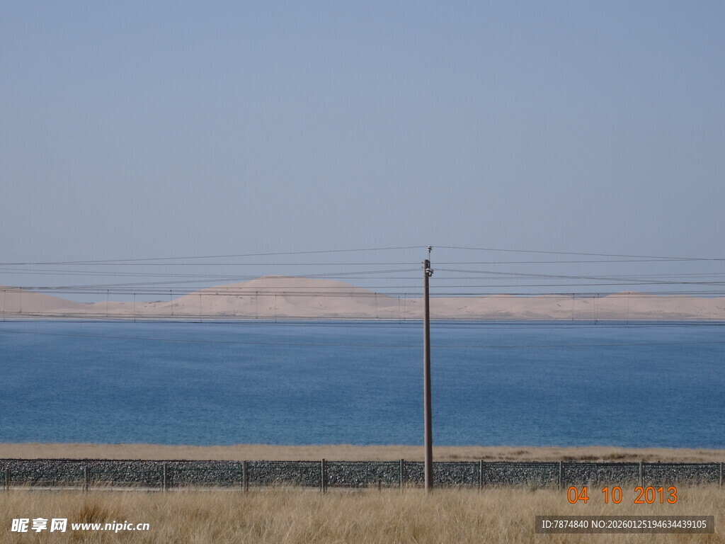 广阔水域边的空旷景致