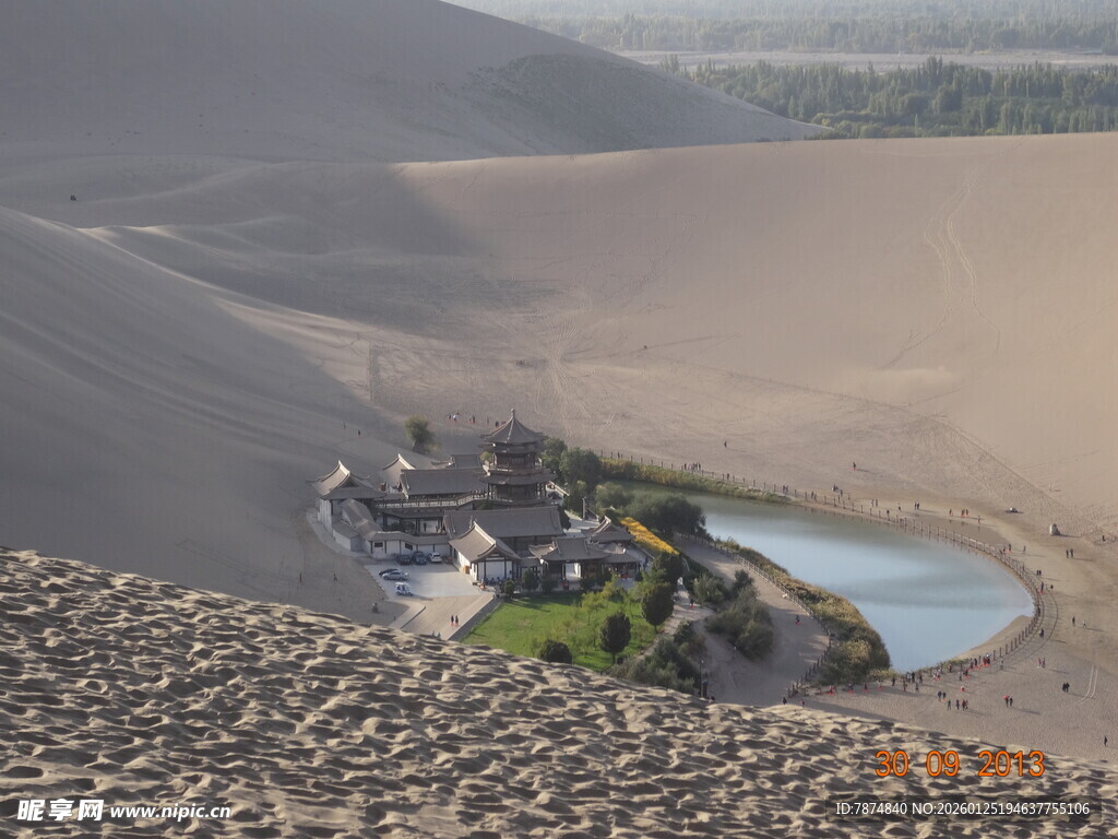 沙漠中的绿洲与古老建筑