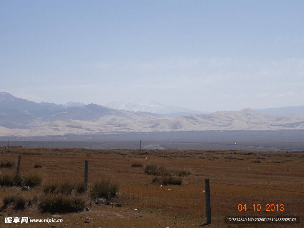 旷野围栏与远山风景