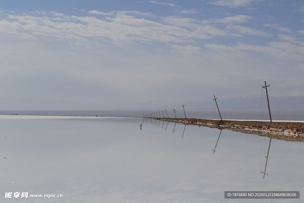 广阔盐湖风光 宁静悠远