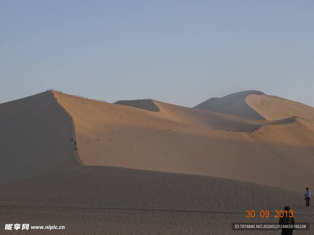 沙漠风光 旅人漫步沙丘