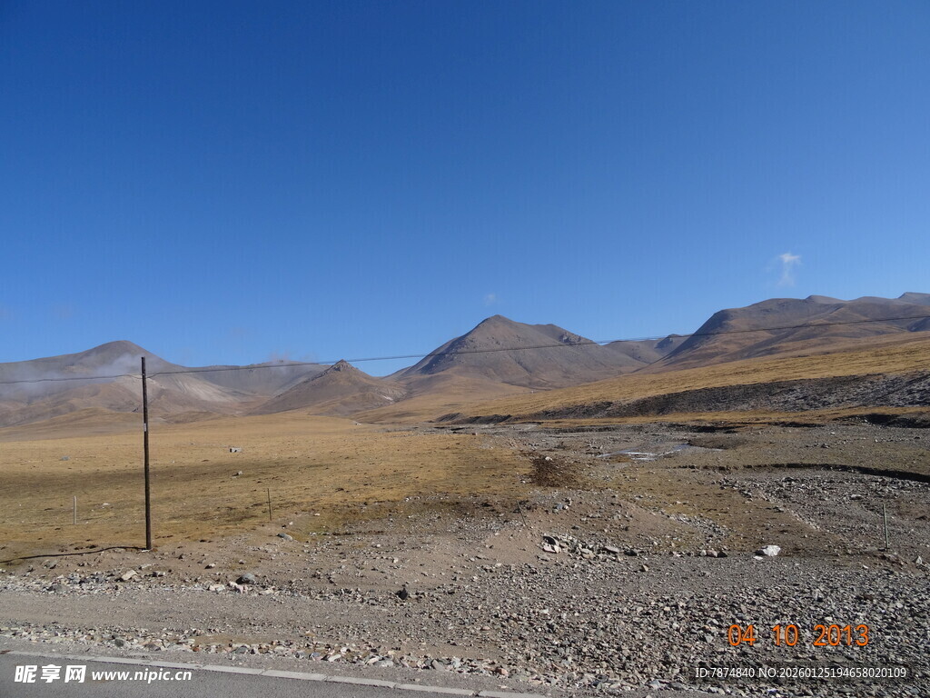 旷野公路旁的荒芜山脉
