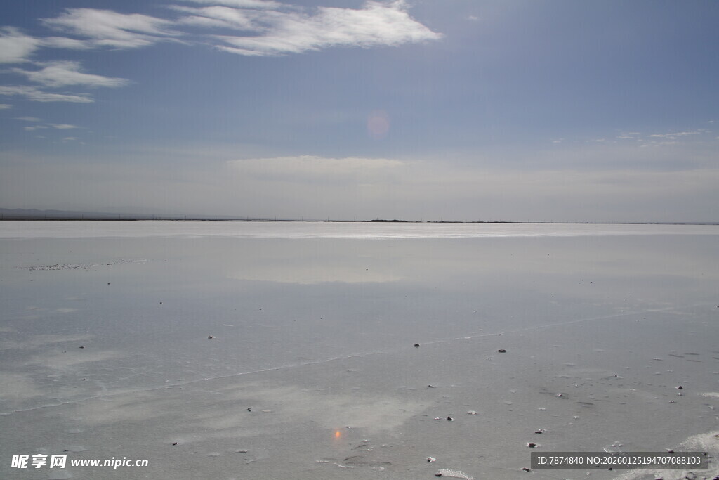 广阔盐湖 蓝天白云之景