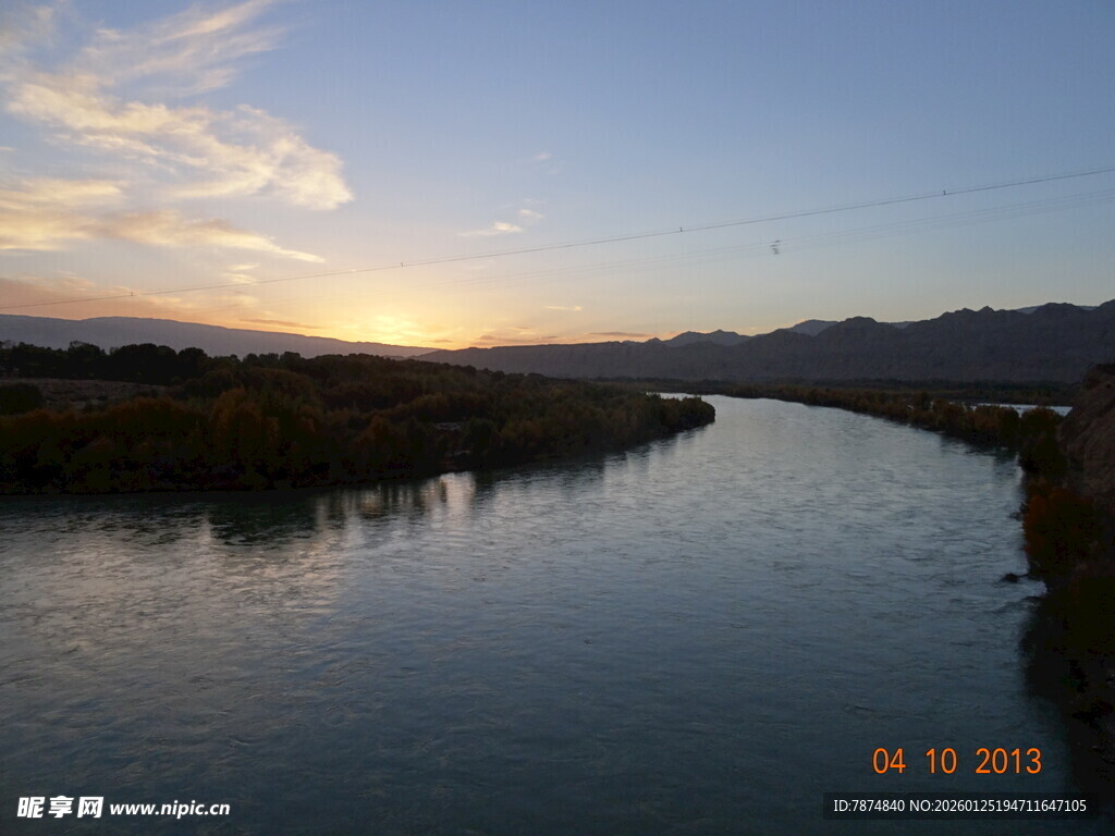 河畔日落美景