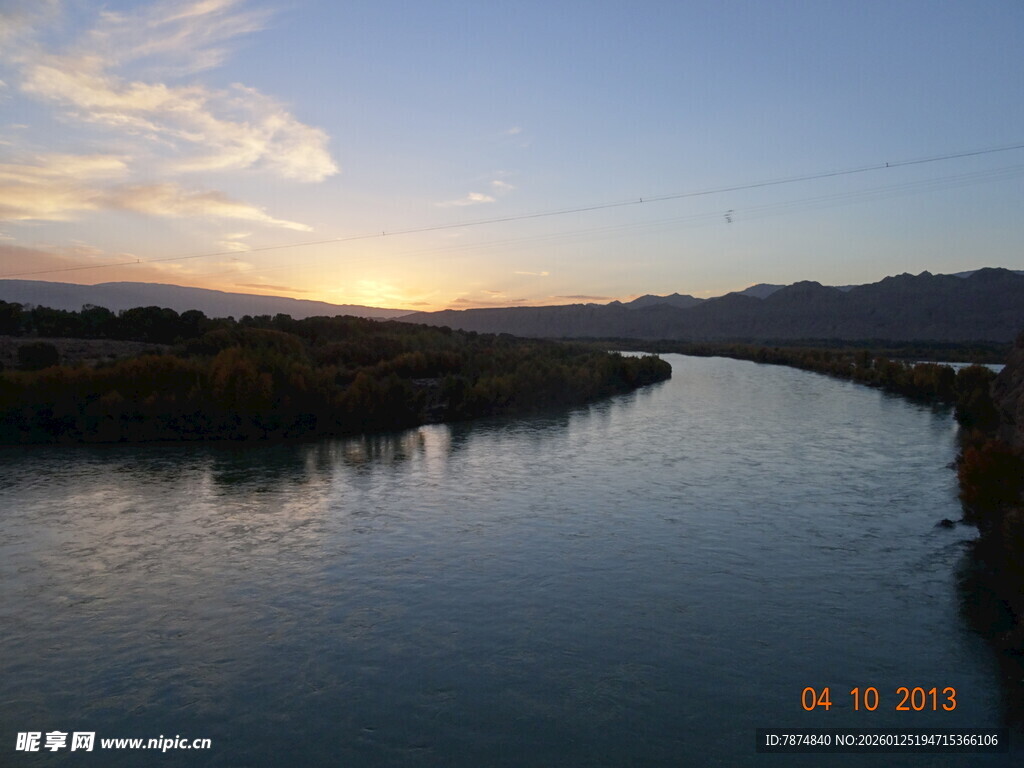 河畔绝美日落风光