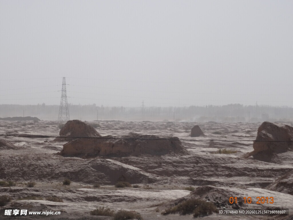 雾中荒凉地貌景观