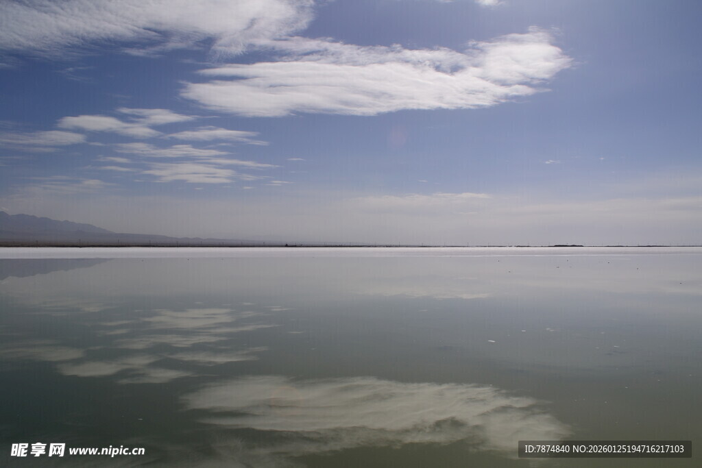 平静湖面映蓝天白云