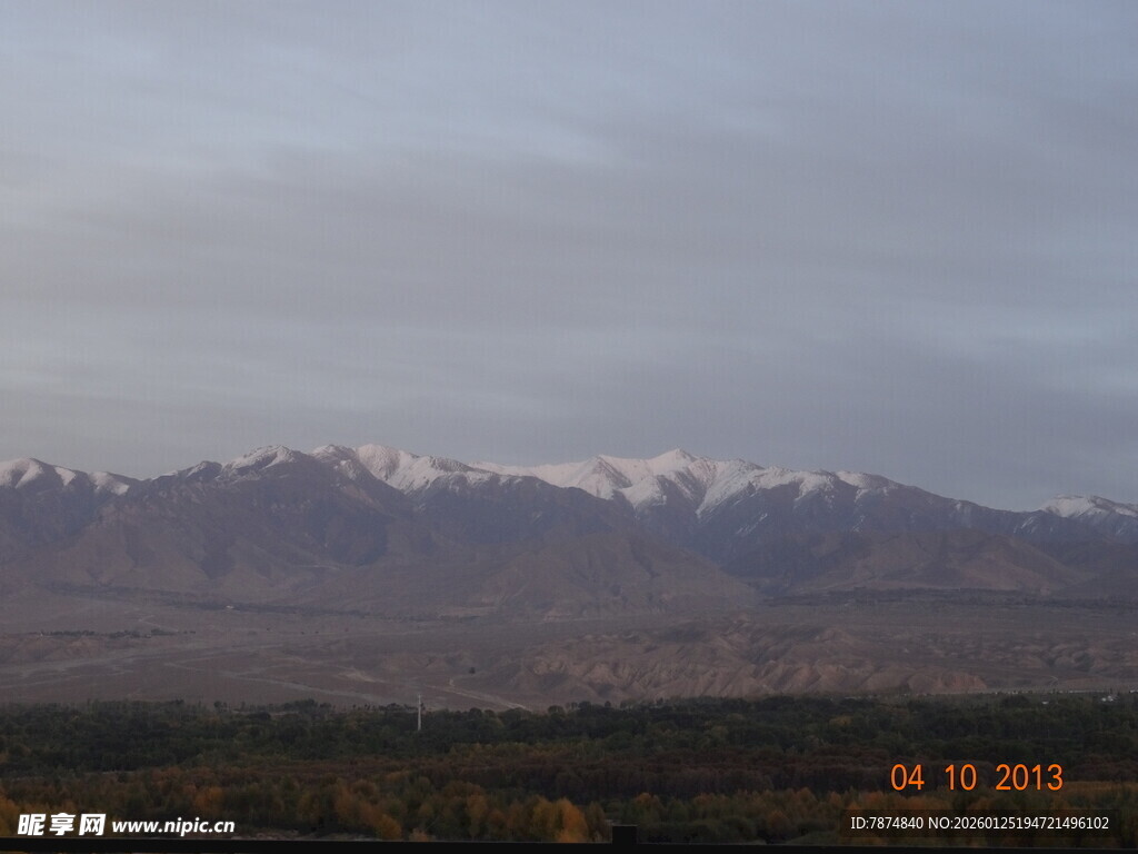 黄昏下的雪山与村落