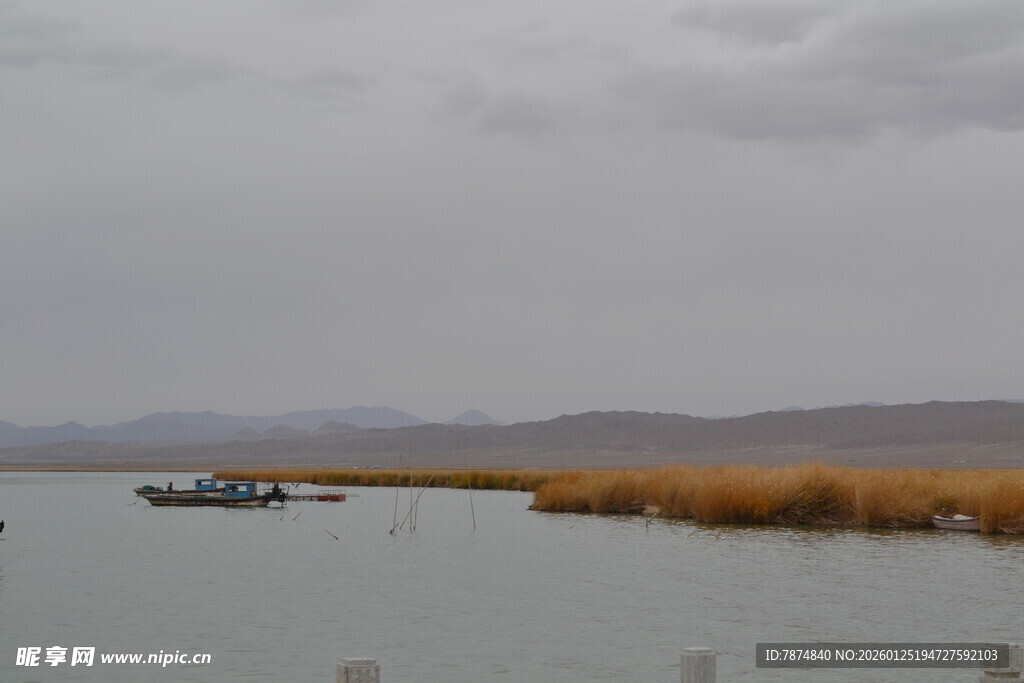 湖畔孤舟 静谧自然风光