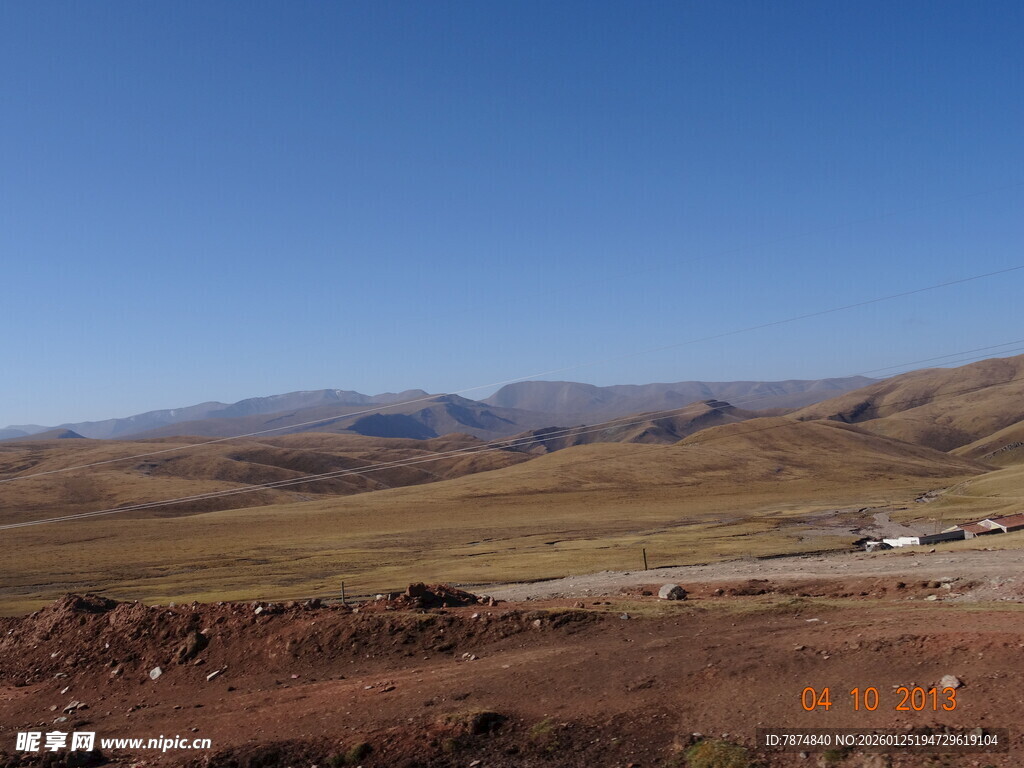 广袤荒原中的开阔公路