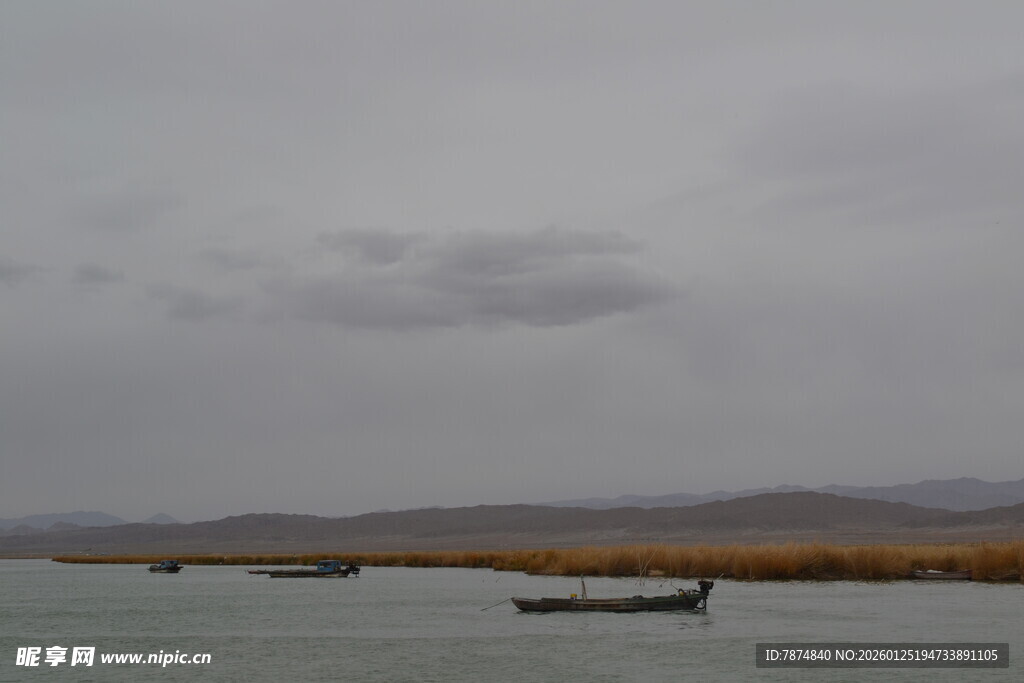 阴天湖面小船与远山景色