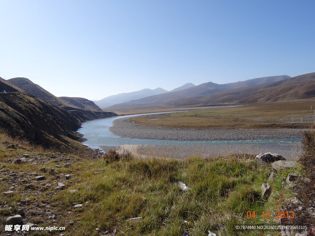 山间河流自然风光