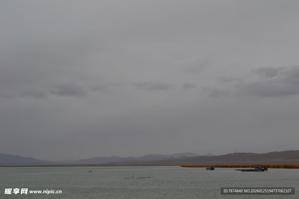 阴天的平静水域景观