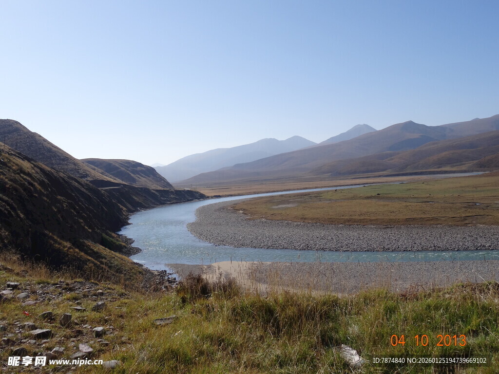 山间蜿蜒河流自然风光