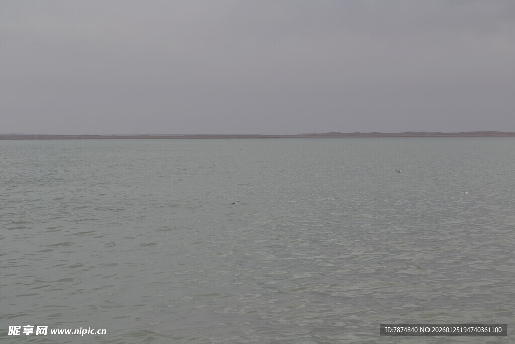 阴沉天空下的平静水面