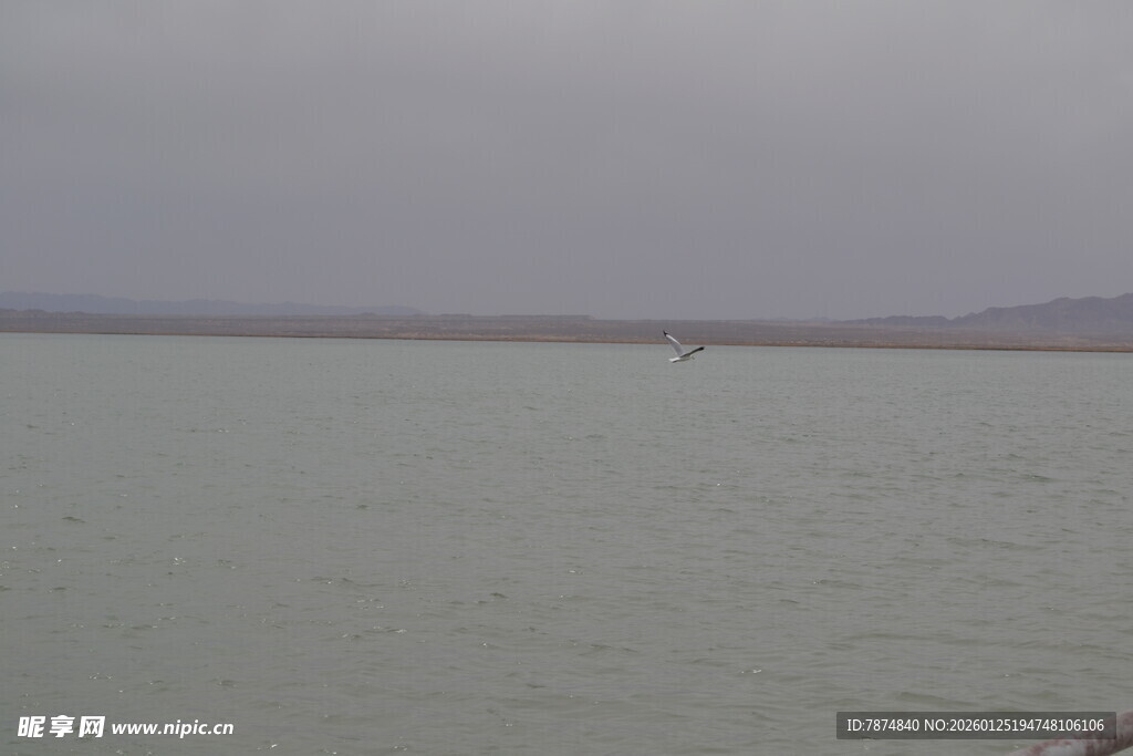 雾霭中的平静湖水