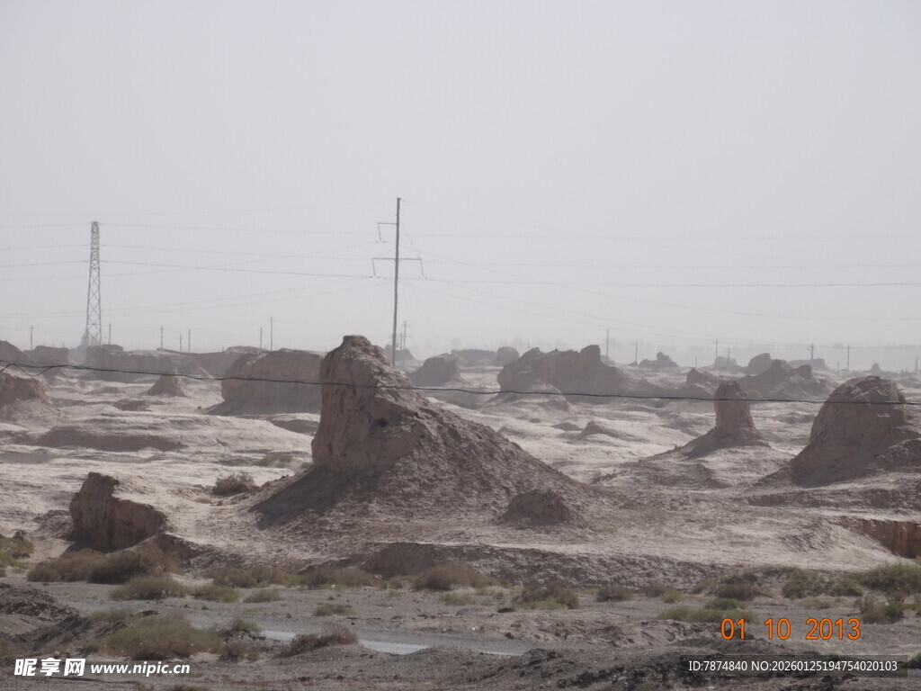 荒凉戈壁地貌景观