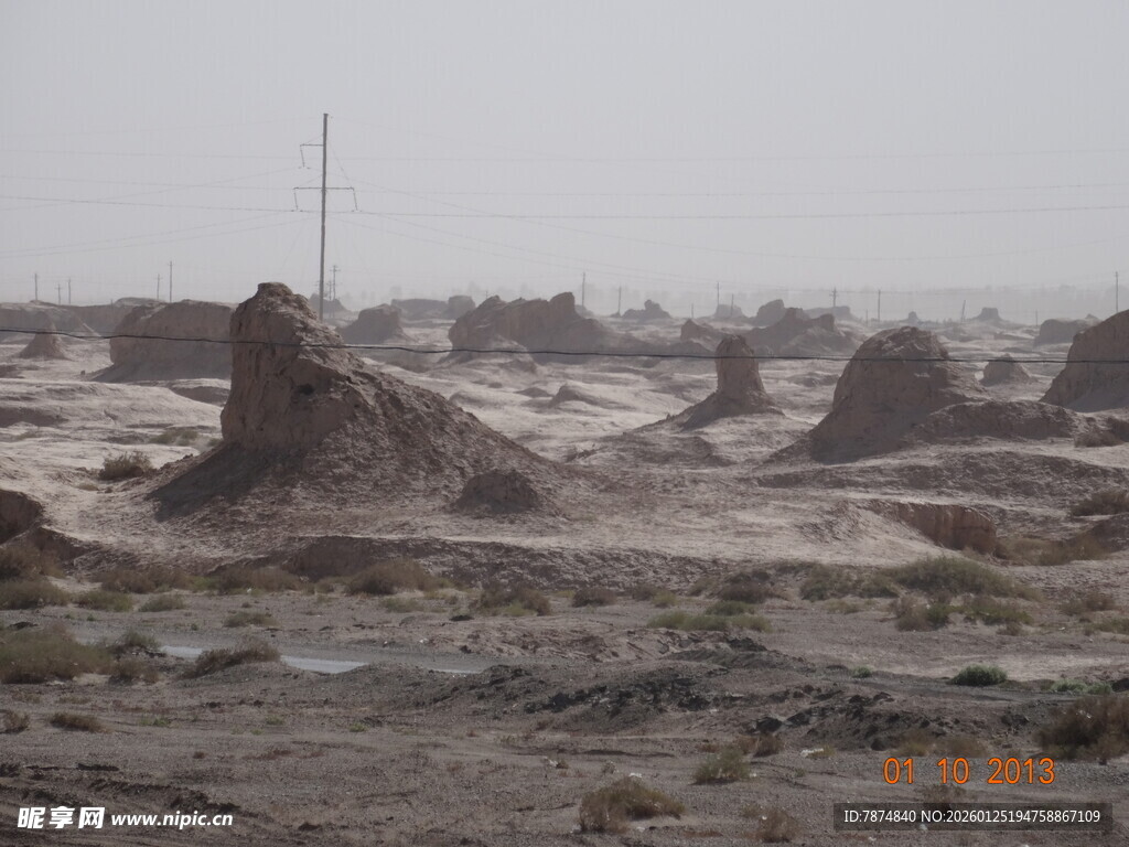 狂风巨浪中的海岸景象
