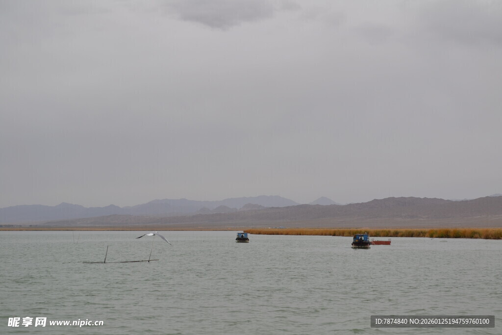 湖面船只与阴沉天空景色