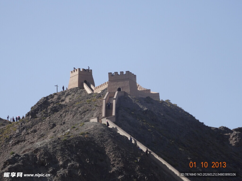 雄伟长城屹立于山巅