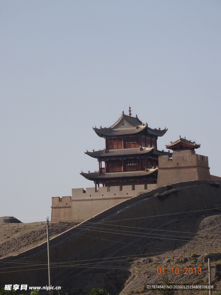 古老城楼屹立于城墙之上