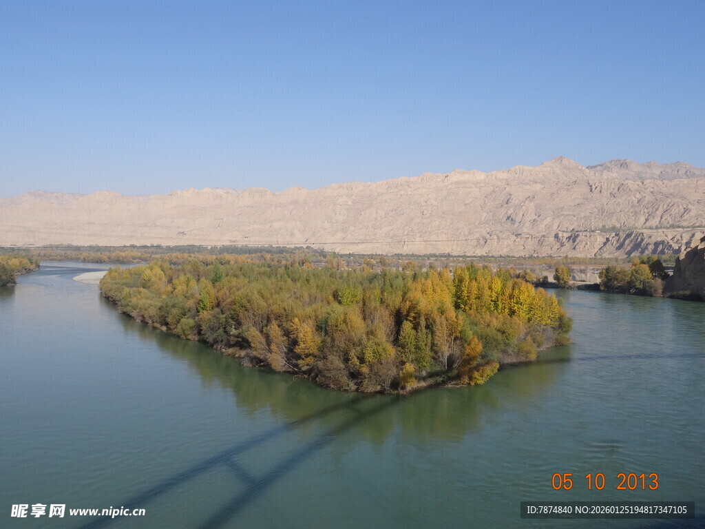 河畔秋色美景如画