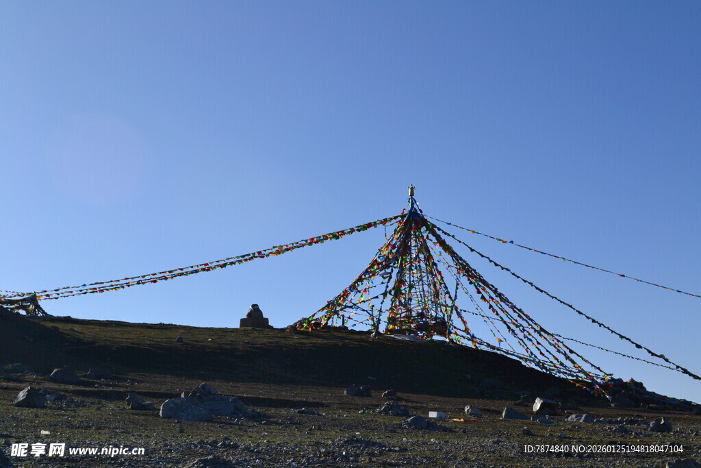 草原上的经幡塔