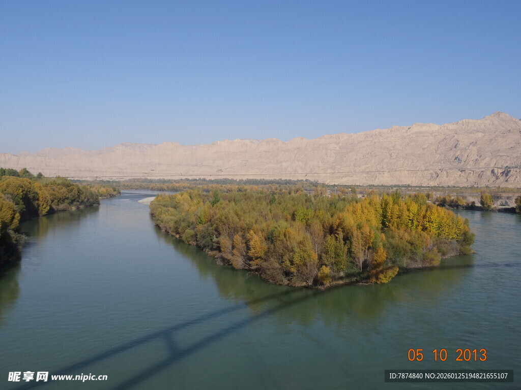 河畔沙洲秋色美景