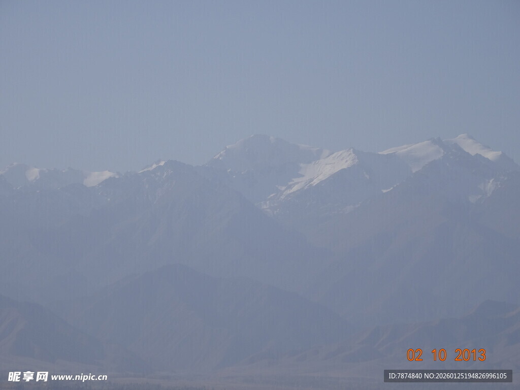 远处雪山朦胧美景