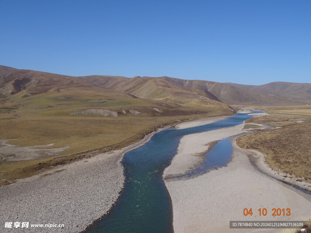 蜿蜒河流穿行广袤原野