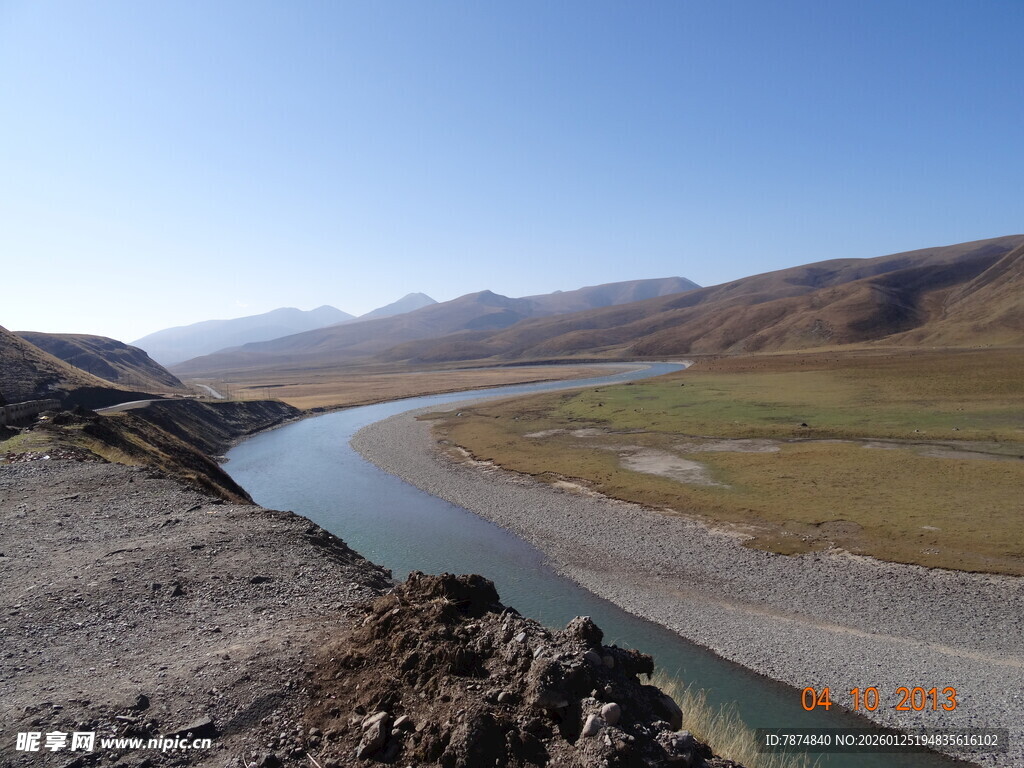 山间蜿蜒河流壮丽风光
