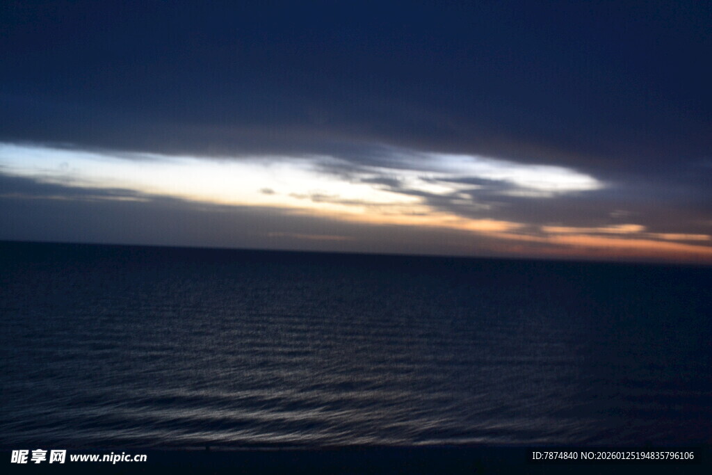 夜幕下的宁静海面