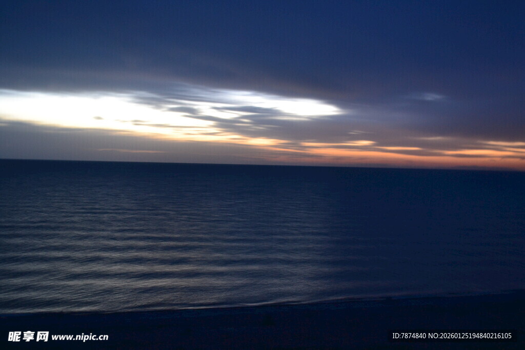 黄昏下的宁静海面