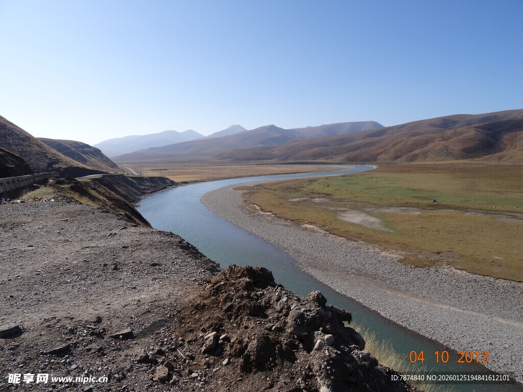 山间蜿蜒河流壮丽风光