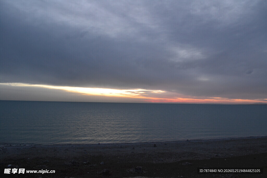 海边日落时分的朦胧景象