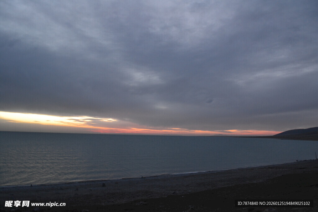海边黄昏时的壮丽天空景色