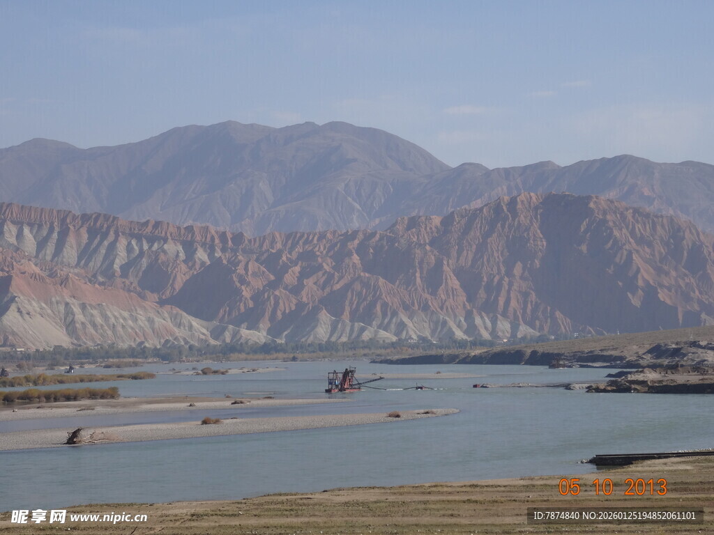 壮丽山河中的宽阔水域