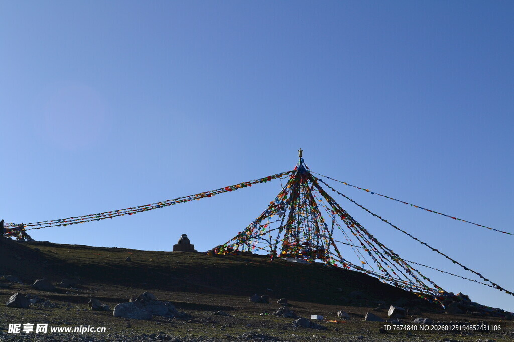 山顶经幡阵 蓝天背景下
